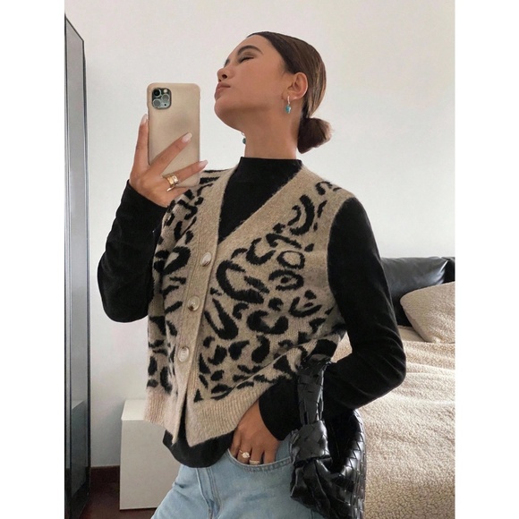 Animal Print Cheetah Leopard Knit Button Up Vest Sweater Top Sleeveless - Picture 4 of 11